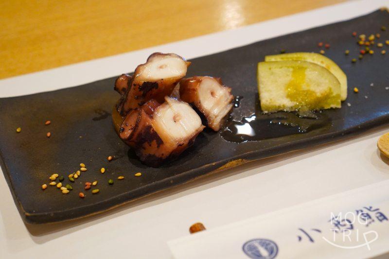 旭川「小西鮨」の煮ダコと水茄子がテーブルに置かれている