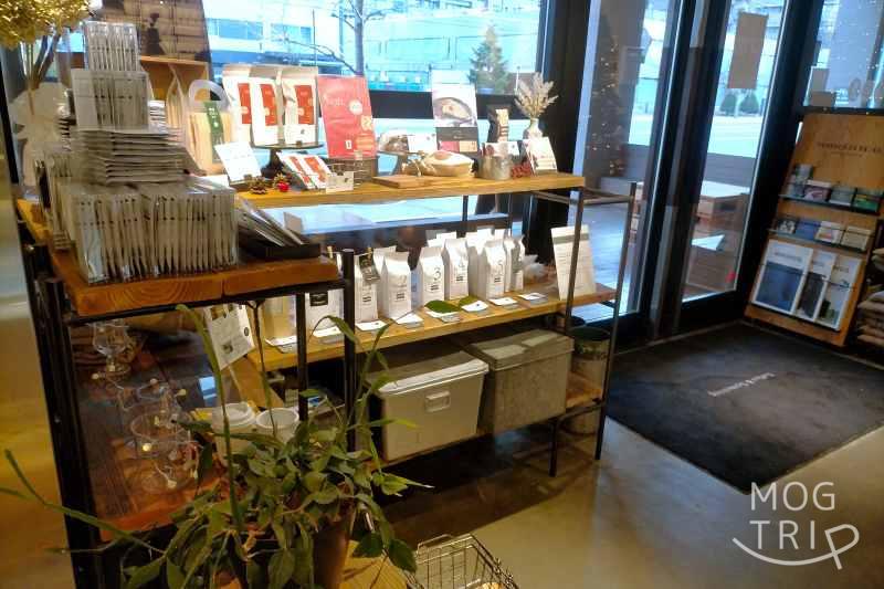 「MORIHICO.STAY&COFFEE（モリヒコ ステイアンドコーヒー）」の物販コーナーの様子