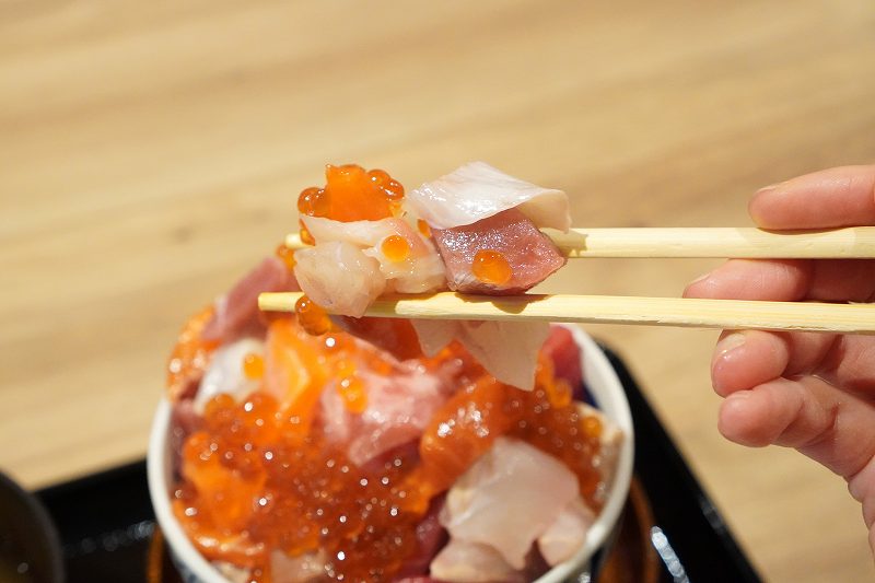 札幌海鮮丼専門店「すしどんぶり」バラちらし丼を箸で食べている様子