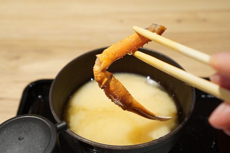 札幌海鮮丼専門店「すしどんぶり」お味噌汁の中の蟹