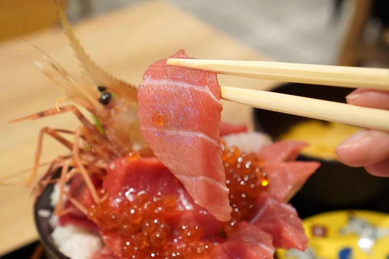 札幌海鮮丼専門店「すしどんぶり」北海道プレミアム丼の中トロ