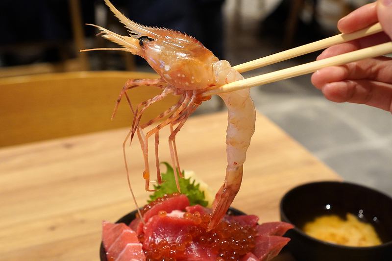 札幌海鮮丼専門店「すしどんぶり」北海道プレミアム丼のボタン海老