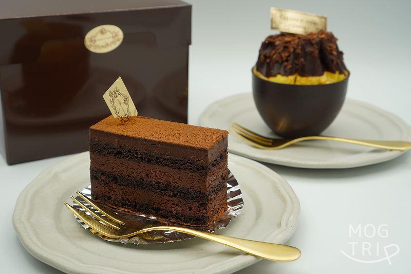 チョコレートケーキがテーブルに置かれている