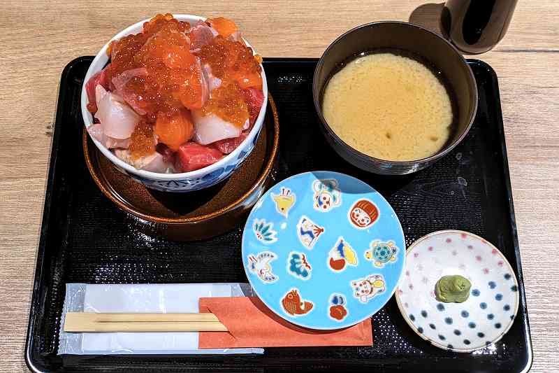 札幌海鮮丼専門店「すしどんぶり」１日５食限定のバラちらし丼