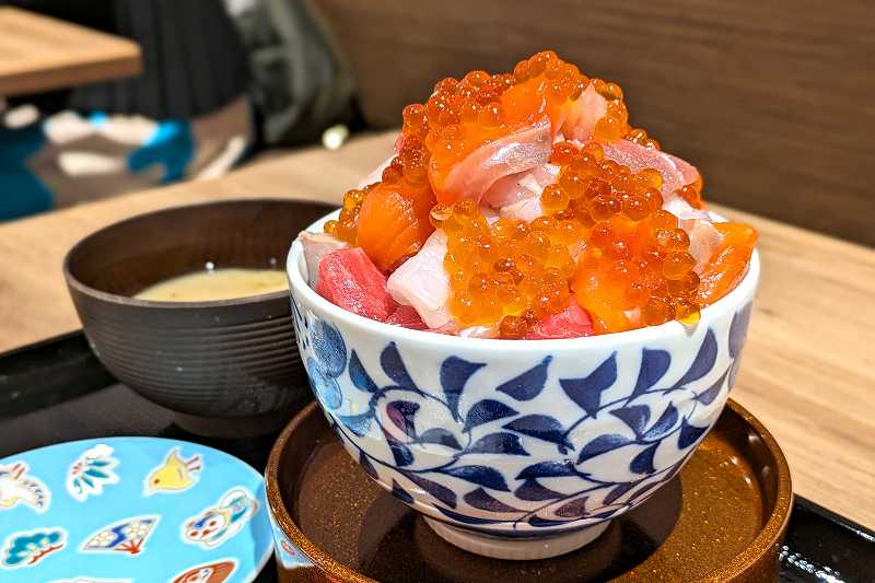札幌海鮮丼専門店「すしどんぶり」ばらちらし丼