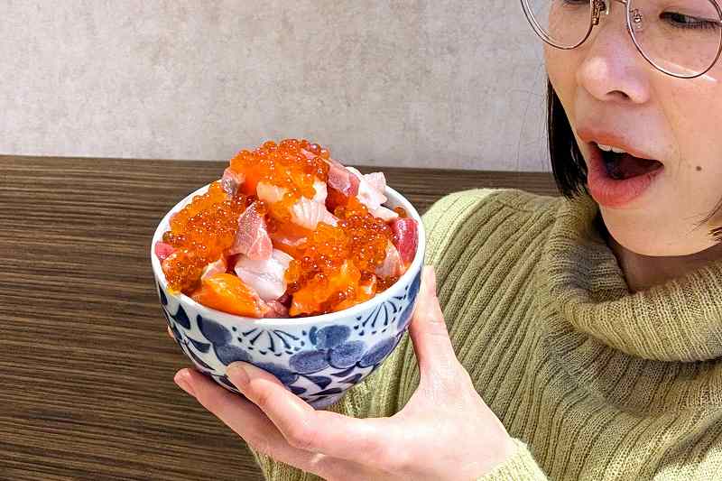 札幌海鮮丼専門店「すしどんぶり」１日５食限定のバラちらし丼を手にもっている