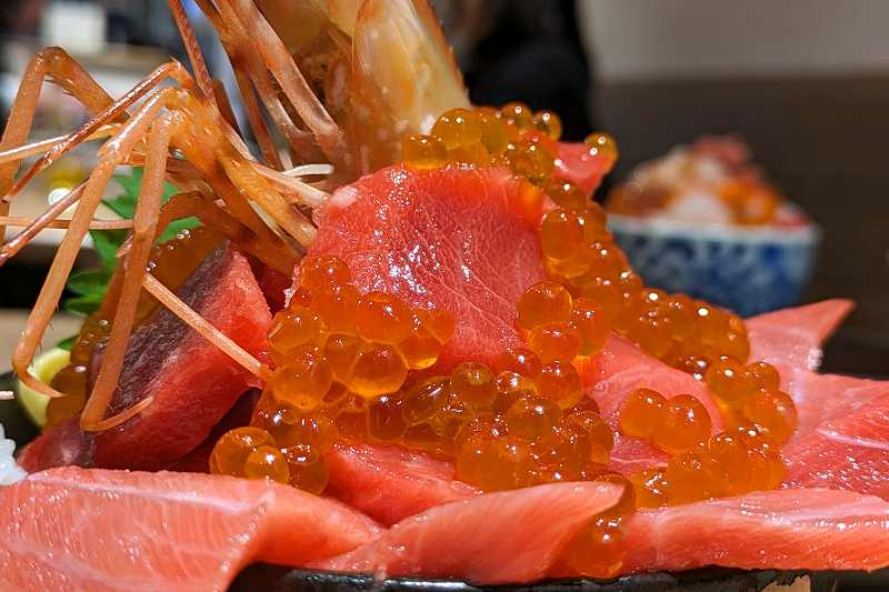 札幌海鮮丼専門店「すしどんぶり」北海道プレミアム丼のマグロとイクラ