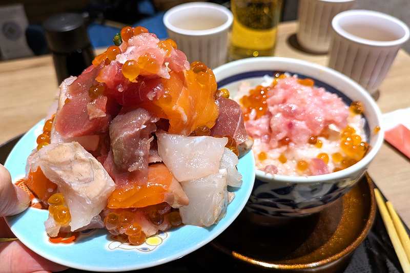 札幌海鮮丼専門店「すしどんぶり」バラちらし丼の具材をお皿に移した時の量