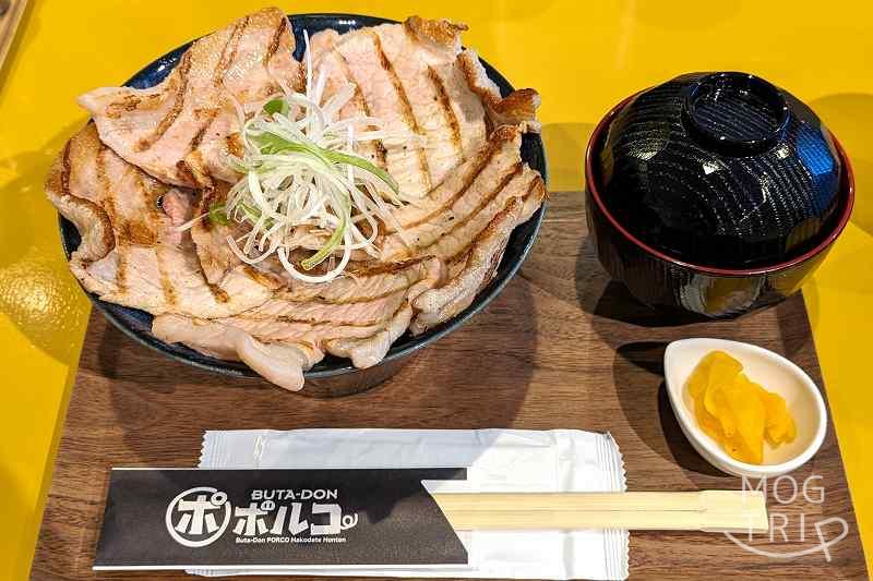 「豚丼ポルコ札幌北13条店」の豚丼札幌函館塩味がテーブルに置かれている