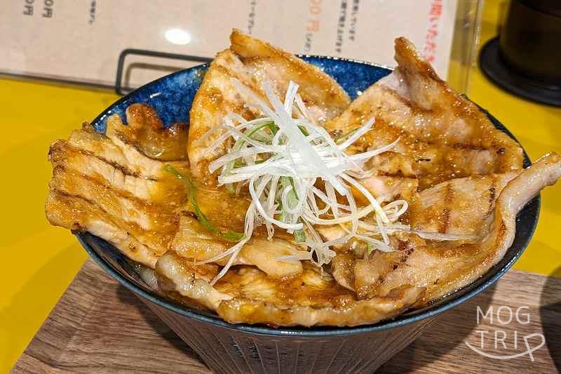 「豚丼ポルコ札幌北13条店」の豚丼札幌ピリ辛みそがテーブルに置かれている