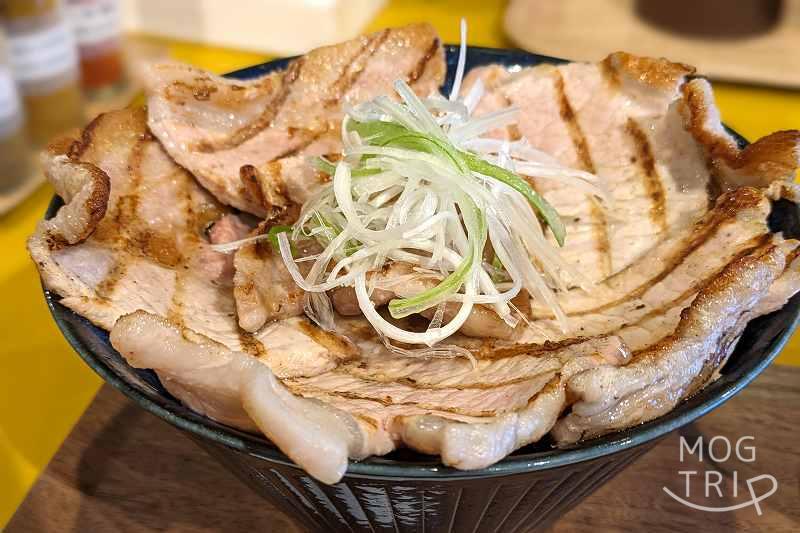 「豚丼ポルコ札幌北13条店」の豚丼札幌函館塩味がテーブルに置かれている