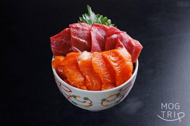 札幌海鮮丼専門店「すしどんぶり」まぐろ・サーモン丼