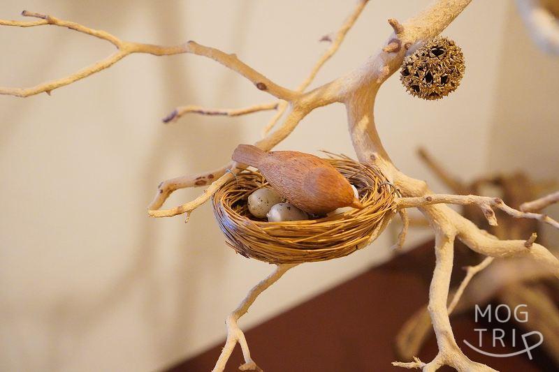 鳥の巣と卵のオブジェ