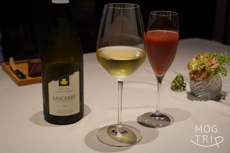 「白ワイン」と「フランス産ピーチネクター」がテーブルに置かれている
