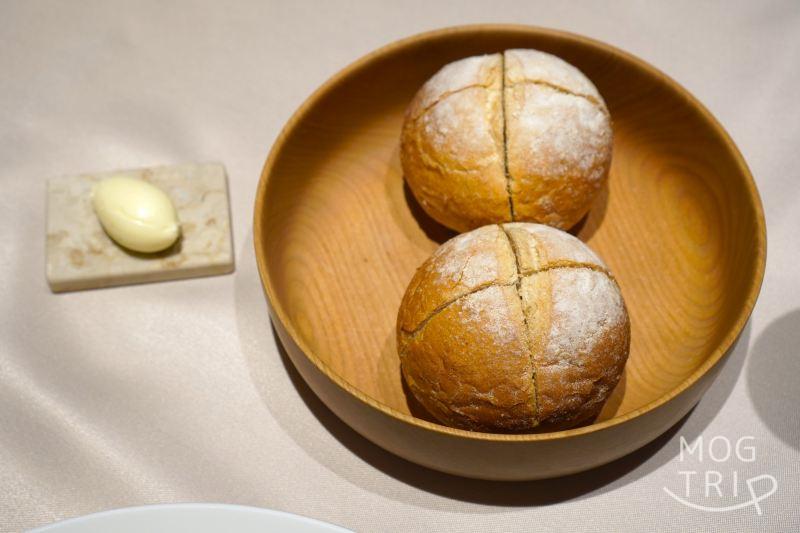 ロワゾーパーマツナガの「自家製パン」がテーブルに置かれている