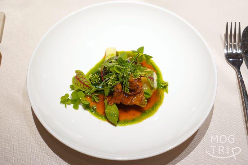 ロワゾーパーマツナガの肉料理「北海道地鶏（赤平火をどり）厚沢部産アスパラ」がテーブルに置かれている