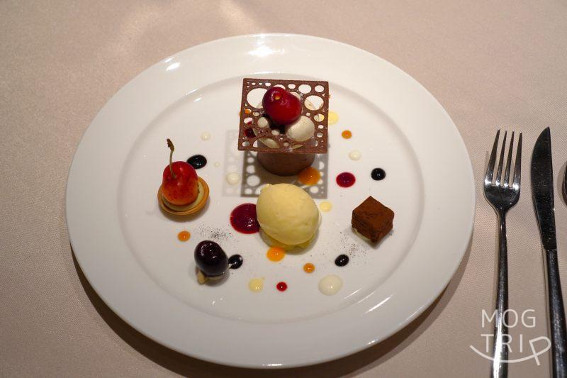 ロワゾーパーマツナガのデザート「さくらんぼ 加賀棒茶 バニラ」がテーブルに置かれている