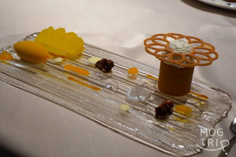 ロワゾーパーマツナガのデザート「パイナップル マスカルポーネ マンゴー」がテーブルに置かれている