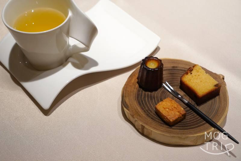 ロワゾーパーマツナガの食後の「小菓子とドリンク」がテーブルに置かれている