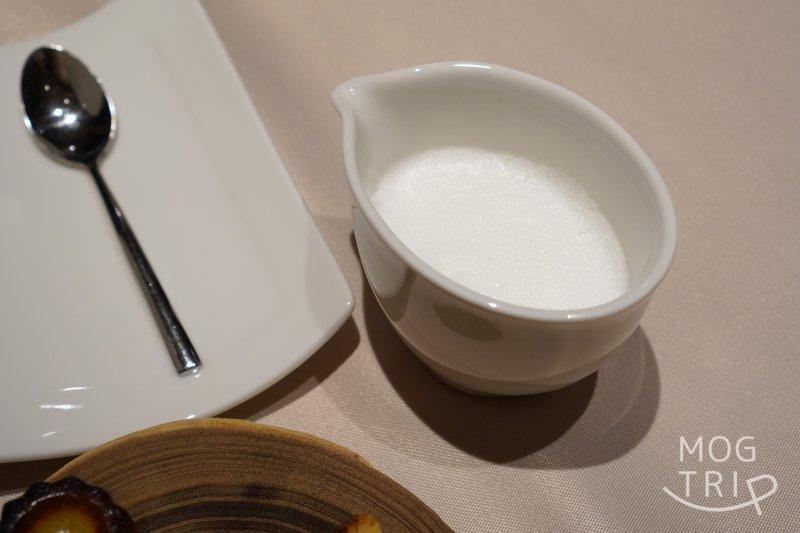 ロワゾーパーマツナガの「フォームミルク」がテーブルに置かれている
