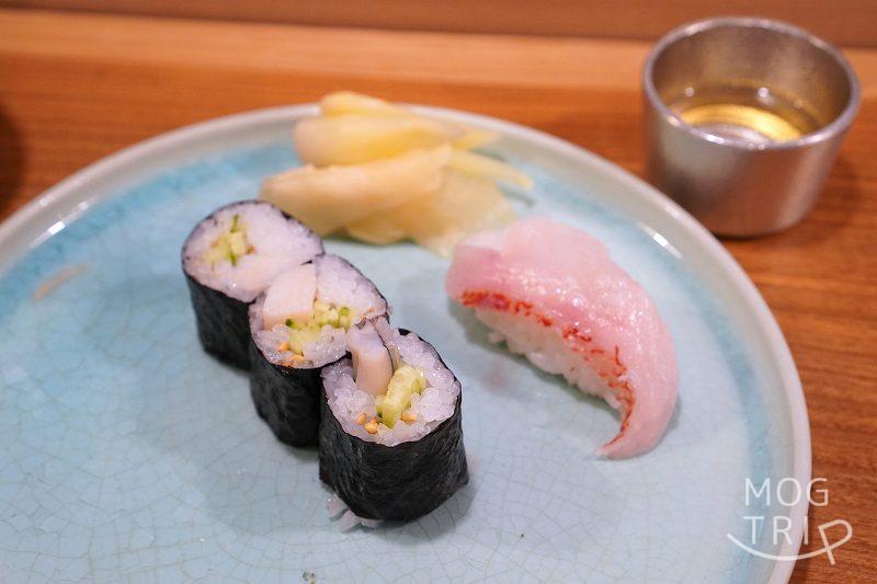 札幌すすきの「鮨処いちい」の磯がっぱ巻き（鮑ときゅうり）ときんきの握りがテーブルに置かれている
