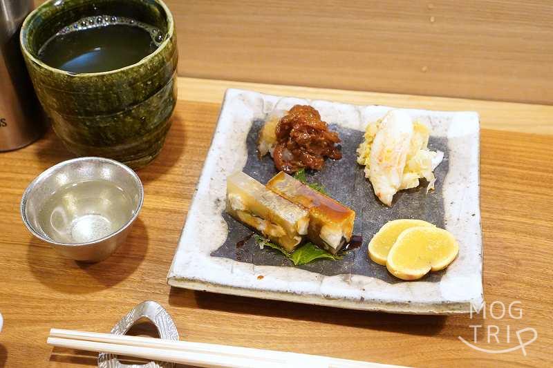 札幌すすきの「鮨処いちい」の小鉢プレートがテーブルに置かれている