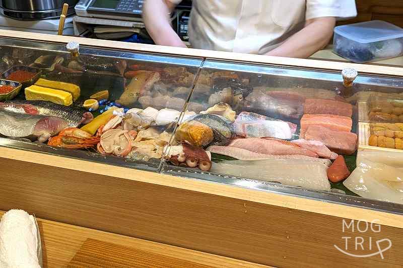 札幌すすきの「鮨処いちい」のネタケースの様子