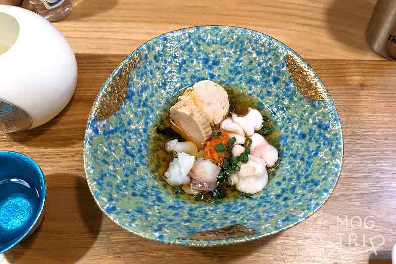 札幌すすきの「鮨処いちい」のたちポンの小鉢がテーブルに置かれている