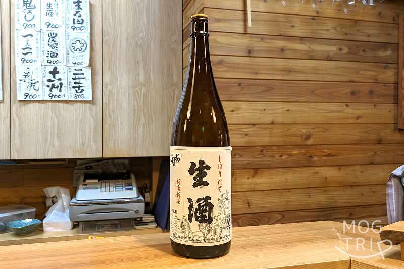 札幌すすきの「鮨処いちい」の日本酒がテーブルに置かれている
