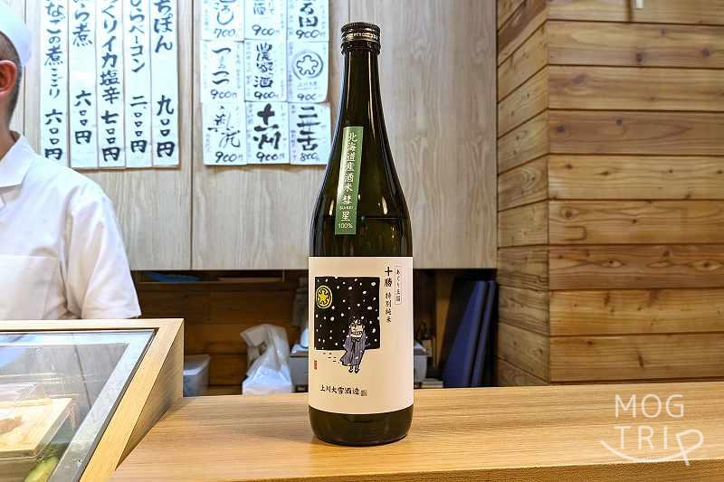札幌すすきの「鮨処いちい」の日本酒がテーブルに置かれている
