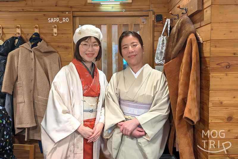 グルメライター高井なおと札幌すすきの「鮨処いちい」の女将・井出美香さんが笑顔で立っている