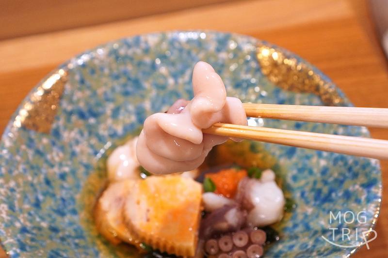 札幌すすきの「鮨処いちい」のたちポンを箸で持ち上げている様子