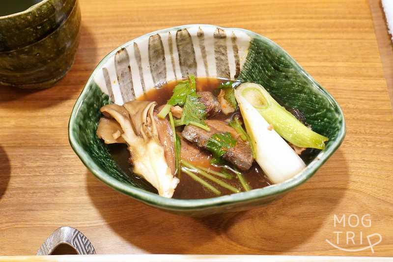 札幌すすきの「鮨処いちい」のカンバチの煮物がテーブルに置かれている