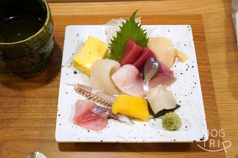 札幌すすきの「鮨処いちい」の刺身盛り合わせがテーブルに置かれている