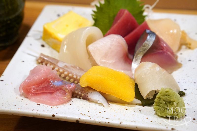 札幌すすきの「鮨処いちい」の刺身盛り合わせがテーブルに置かれている