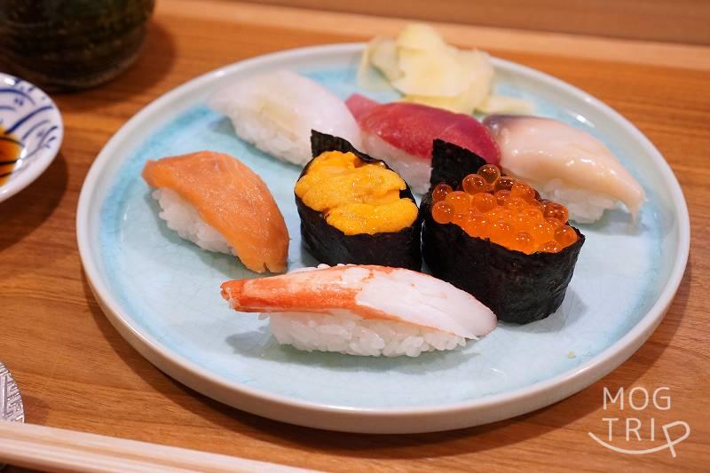 札幌すすきの「鮨処いちい」の握り7貫がテーブルに置かれている