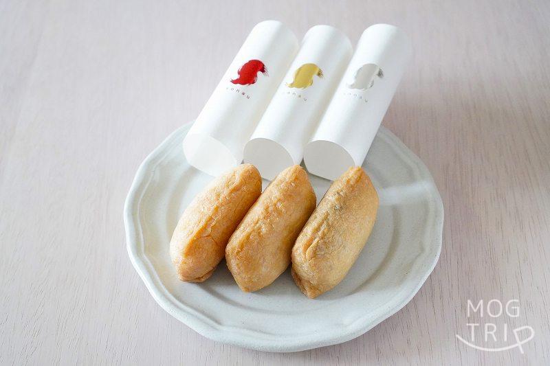 札幌すすきのにある「まる鮨」の姉妹店「備 sonau」のいなり寿司が3種類、テーブルに置かれている