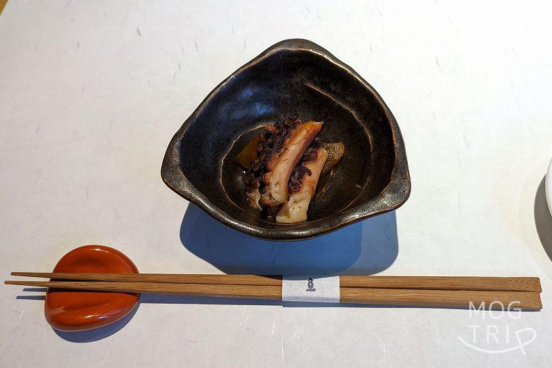 札幌すすきのにある「すしうおいち」たこのやわらか煮がテーブルに置かれている