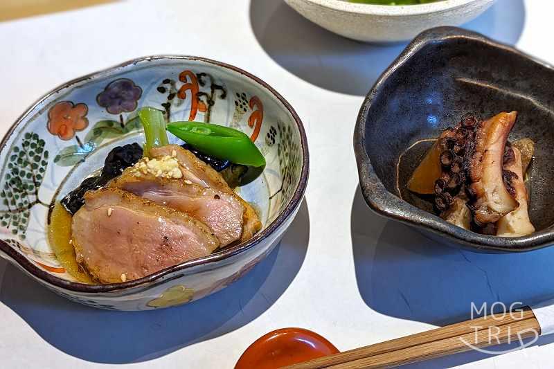 札幌すすきのにある「すしうおいち」小鉢2つがテーブルに置かれている