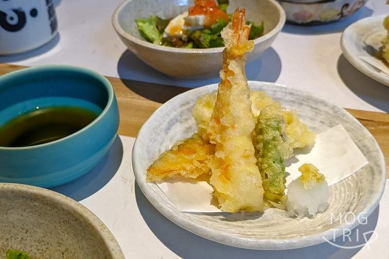 札幌すすきのにある「すしうおいち」天ぷら盛り合わせがテーブルに置かれている