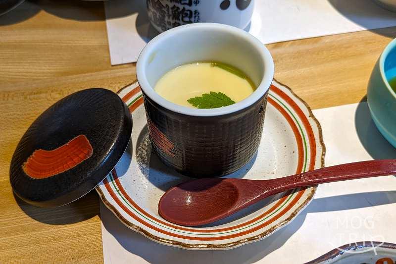札幌すすきのにある「すしうおいち」茶碗蒸しがテーブルに置かれている