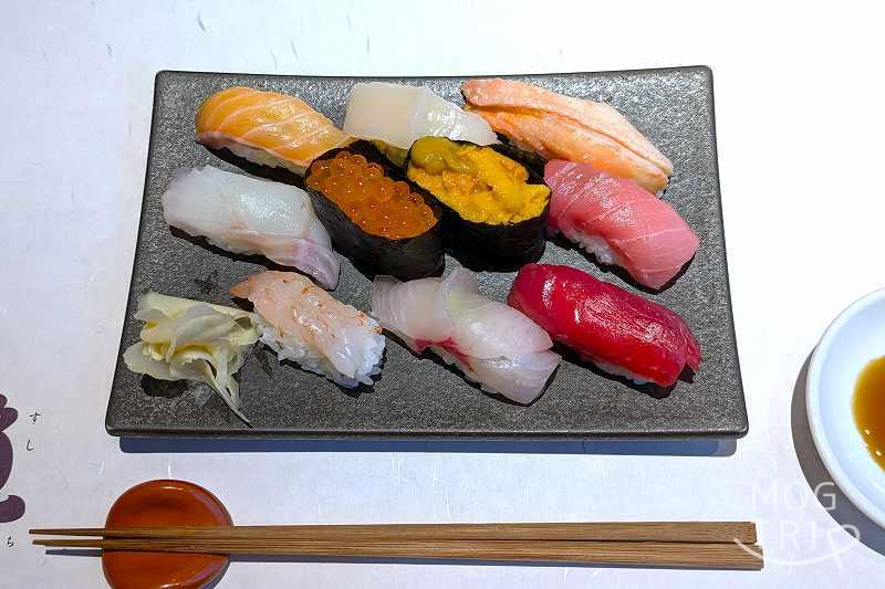 札幌すすきのにある「すしうおいち」握り寿司がテーブルに置かれている