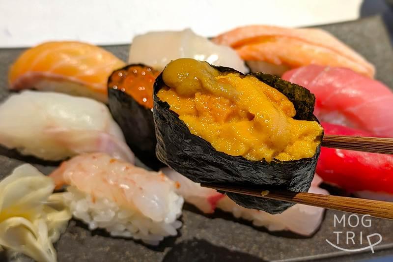 札幌すすきのにある「すしうおいち」のお寿司を箸で持ち上げている様子