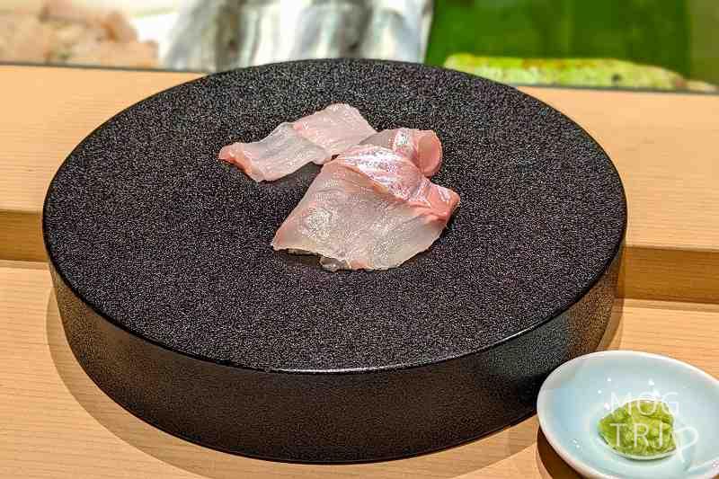 札幌すすきのにある「まる鮨」のヒラメのお造りがテーブルに置かれている