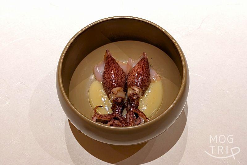札幌すすきのにある「まる鮨」のホタルイカの酢味噌がテーブルに置かれている