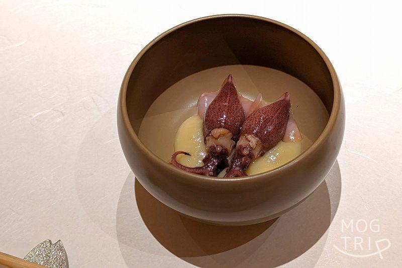 札幌すすきのにある「まる鮨」のホタルイカの酢味噌がテーブルに置かれている