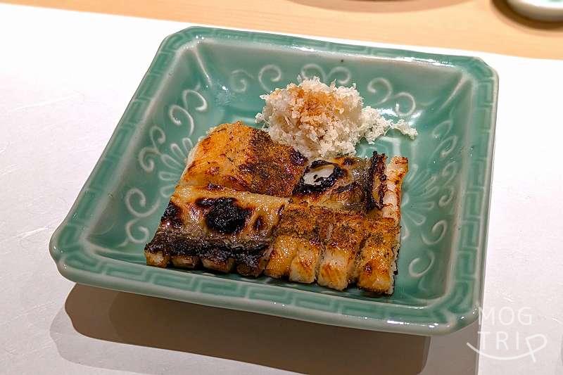 札幌すすきのにある「まる鮨」の穴子のキジ焼きがテーブルに置かれている