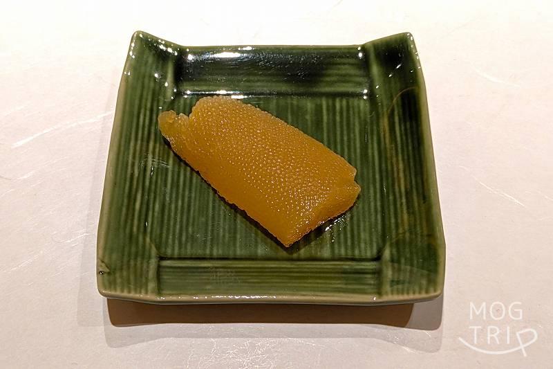 札幌すすきのにある「まる鮨」のかずのこがテーブルに置かれている