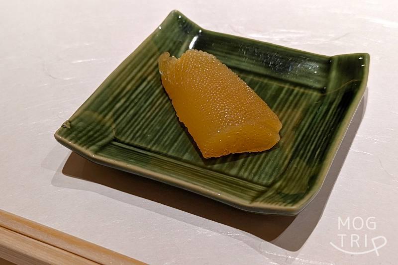 札幌すすきのにある「まる鮨」のかずのこがテーブルに置かれている