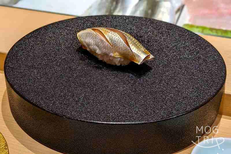 札幌すすきのにある「まる鮨」の小肌の握りがテーブルに置かれている